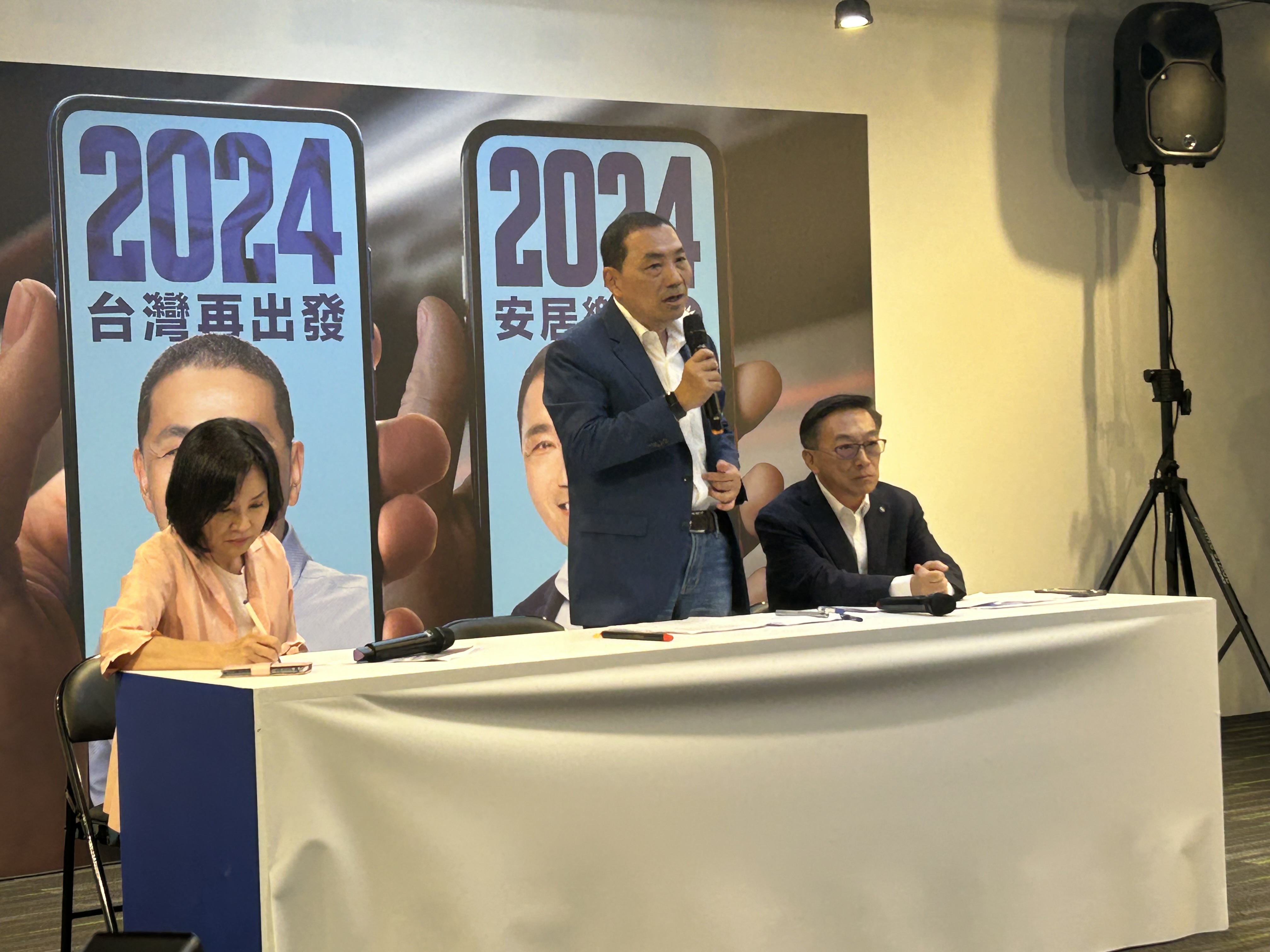 國民黨總統參選人侯友宜今天(31日)公布醫療政策，提出「健康優先 五箭優先」。(趙婉淳攝)