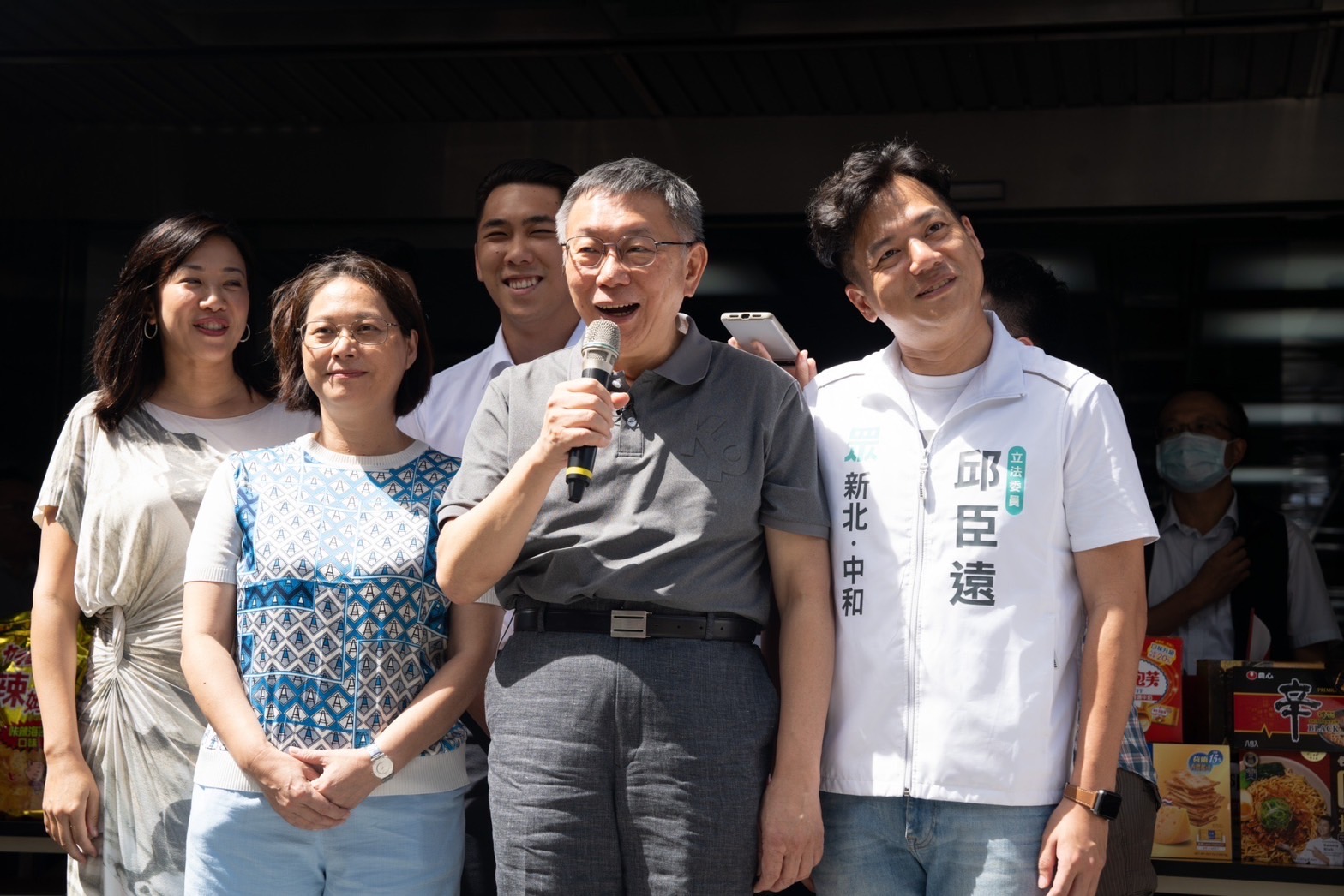 民眾黨主席、總統參選人柯文哲接下來的行程將著重陸戰，帶領黨提名立委參選人走訪地方開講。圖為柯文哲30日主持競辦中元祈福。(民眾黨提供)