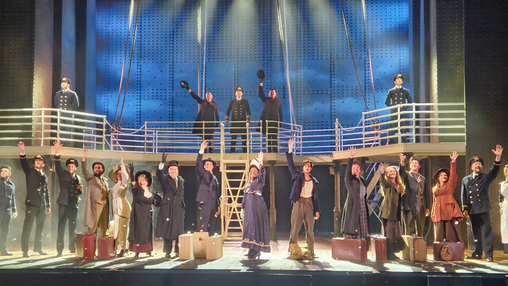 百分百倫敦卡司的《鐵達尼號》音樂劇，讓觀眾感受當年鐵達尼號沈船時，船上乘客與船員的生命故事，賺人熱淚。(江昭倫 攝)