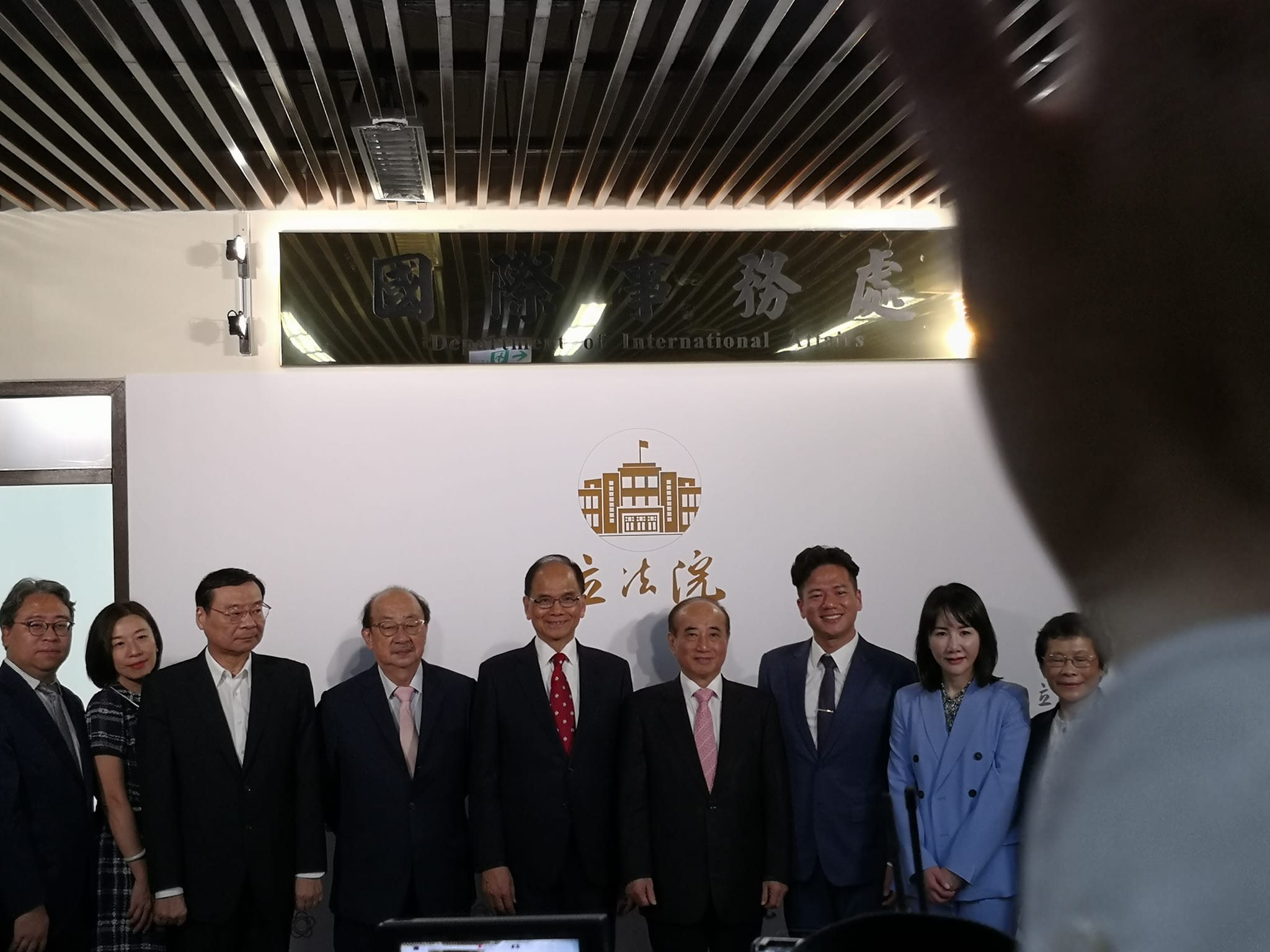 前立法院長王金平(右4)出席立法院「國際事務處」揭牌典禮。(劉玉秋 攝)
