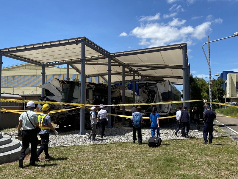 太魯閣號事故車廂發現1片疑頭蓋骨。鐵警與台鐵人員1日再度前往搜查車廂，又找到4片疑頭蓋骨，需要再釐清。（讀者提供）(圖：中央社)