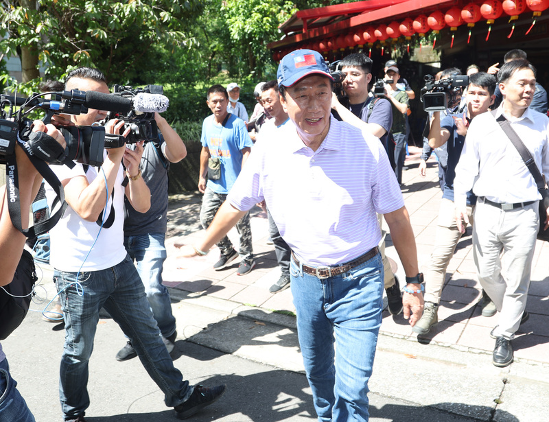 鴻海創辦人郭台銘(中)宣布投入2024總統大選。圖為郭台銘1日上午參拜中研院福德宮。(圖：中央社)