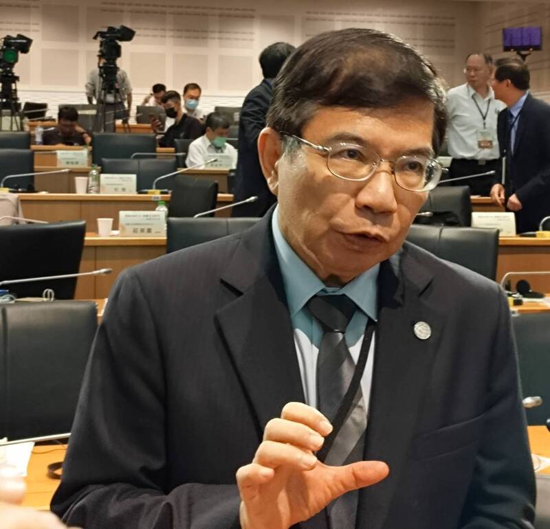 太魯閣事故列車車廂8月31日被發現有1片頭蓋骨。交通部長王國材1日接受媒體聯訪表示，感到非常遺憾，後續台鐵會協助頭蓋骨的身分認定，並入土為安。(圖：中央社)