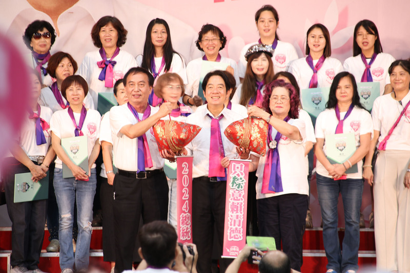 民進黨總統參選人賴清德(前中)2日出席彰化縣信賴台灣姊妹會成立大會。(圖：中央社)
