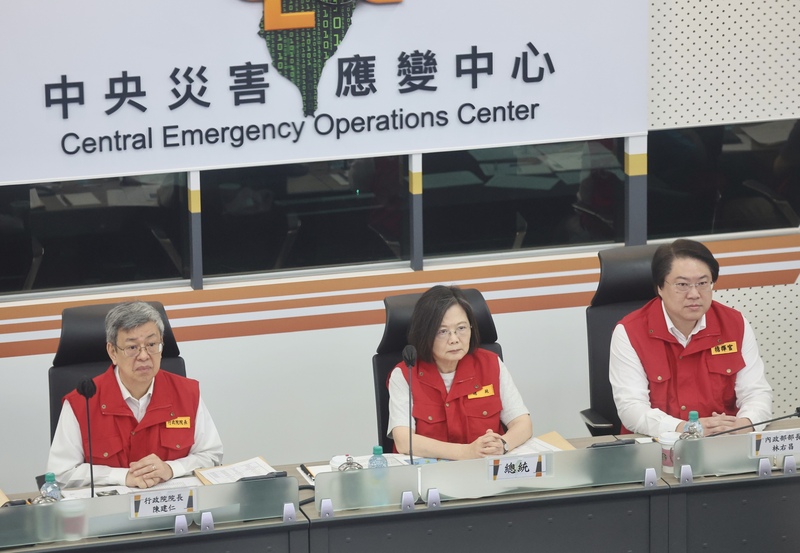 颱風海葵暴風圈觸陸，中央災害應變中心3日上午舉行第5次工作會報，總統蔡英文(中)、行政院長陳建仁(左)與內政部長林右昌(右)出席聽取報告。 (圖：中央社)