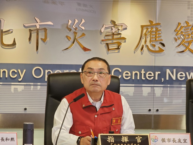 新北市長侯友宜3日上午主持颱風海葵災害應變中心第4次工作會報表示，預估新北市3日下午到4日清晨風雨會逐漸加劇，呼籲民眾不要到海邊戲水、釣魚及觀浪，也嚴禁登山、溯溪，他要求警消依災害防救法嚴格取締。 (圖：中央社)