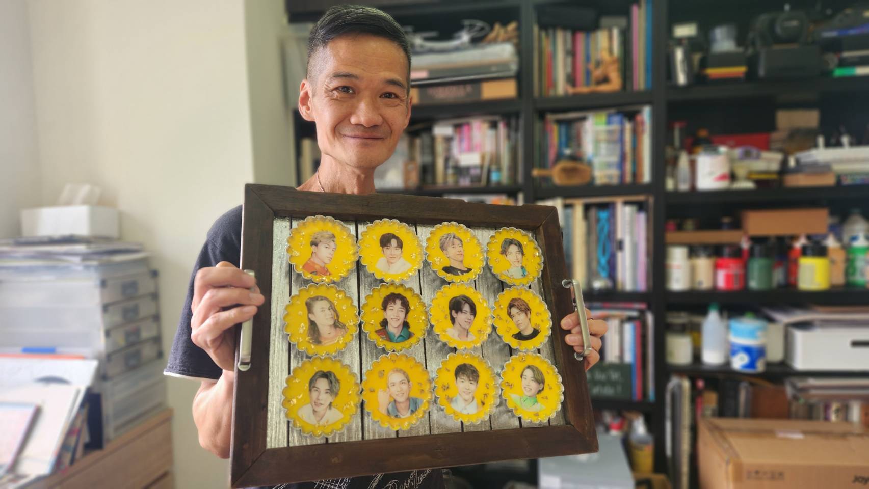 香港藝術家呂志明來台定居，持續以「舊物再生」作為創作主軸，圖為呂志明為香港男偶像團體Mirror打氣的裝置作品，幕後意義也是為香港青年打氣。(江昭倫 攝)