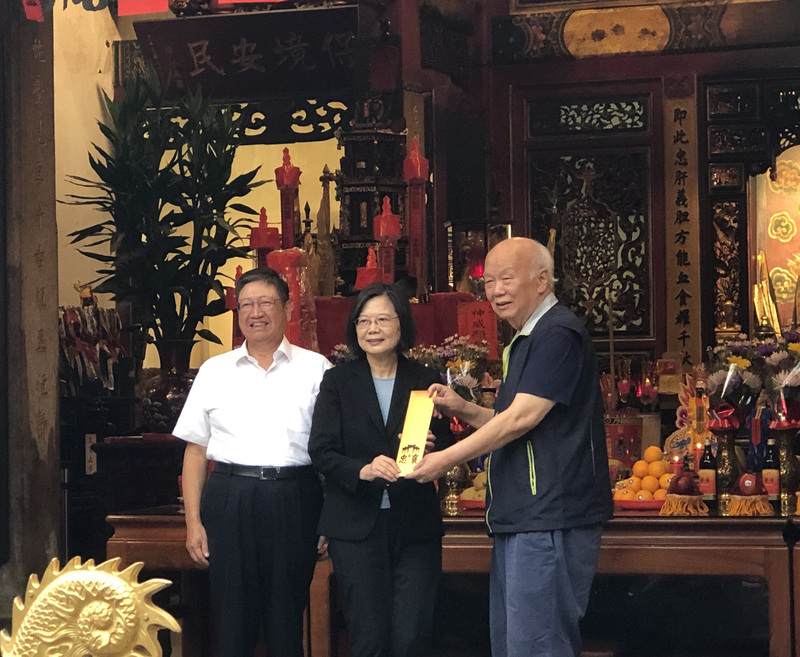 總統蔡英文（中）5日將率團訪問非洲友邦史瓦帝尼王國，新竹縣長楊文科（左）與義民廟董事長林光華（右）4日致贈義民祭設計的平安符，祝福蔡總統出訪平安。中央社記者郭宣(文三)攝  112年9月4日 (圖：中央社)