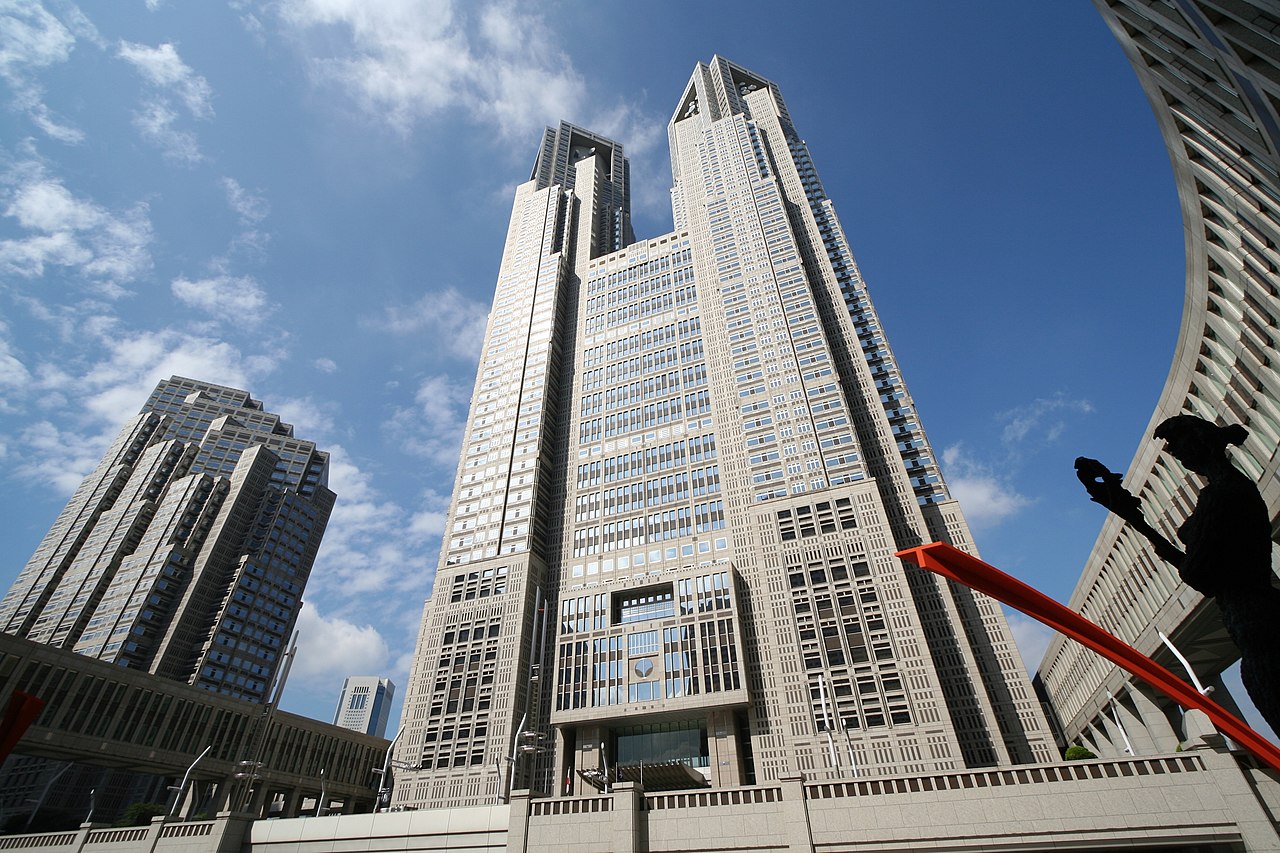日本東京都政府為反制中國騷擾電話，已經啟用自動語音系統反制。圖為日本東京都廳第一本廳舍。(維基百科/ CC BY-SA 3.0)