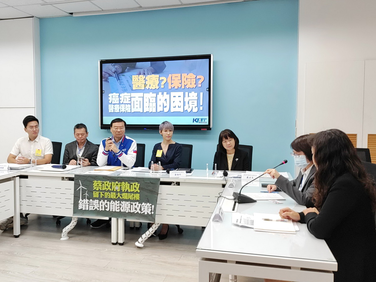 國民黨立院黨團4日召開記者會，呼籲檢討商業醫療保險的理賠相關條款，並要求金管會、衛福部等單位3個月內提出解決方案 (央廣記者王照坤 攝)