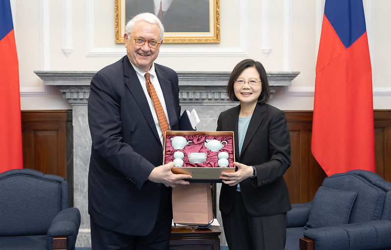 蔡英文總統4日下午接見「戰略暨國際研究中心（CSIS）訪問團」，圖左為CSIS會長何慕理(John Hamre)。(圖:總統府)