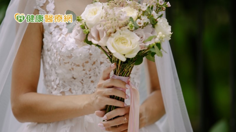 內政部111年人口統計資料指出，國人平均初婚年齡男性為32.6歲，女性為30.7歲，相較110年（男性32.3歲、女性30.4歲）增加0.3歲。(圖：健康醫療網 提供)