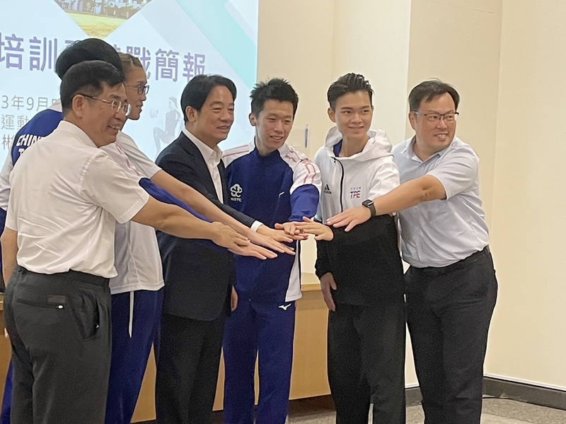 杭州亞運將於9月23日開幕，副總統賴清德（右4）5日前往高雄左營國家運動訓練中心視察選手訓練情形，了解需求，同時祝福代表團能有好成績。中央社記者洪學廣攝  112年9月5日 (圖：中央社)