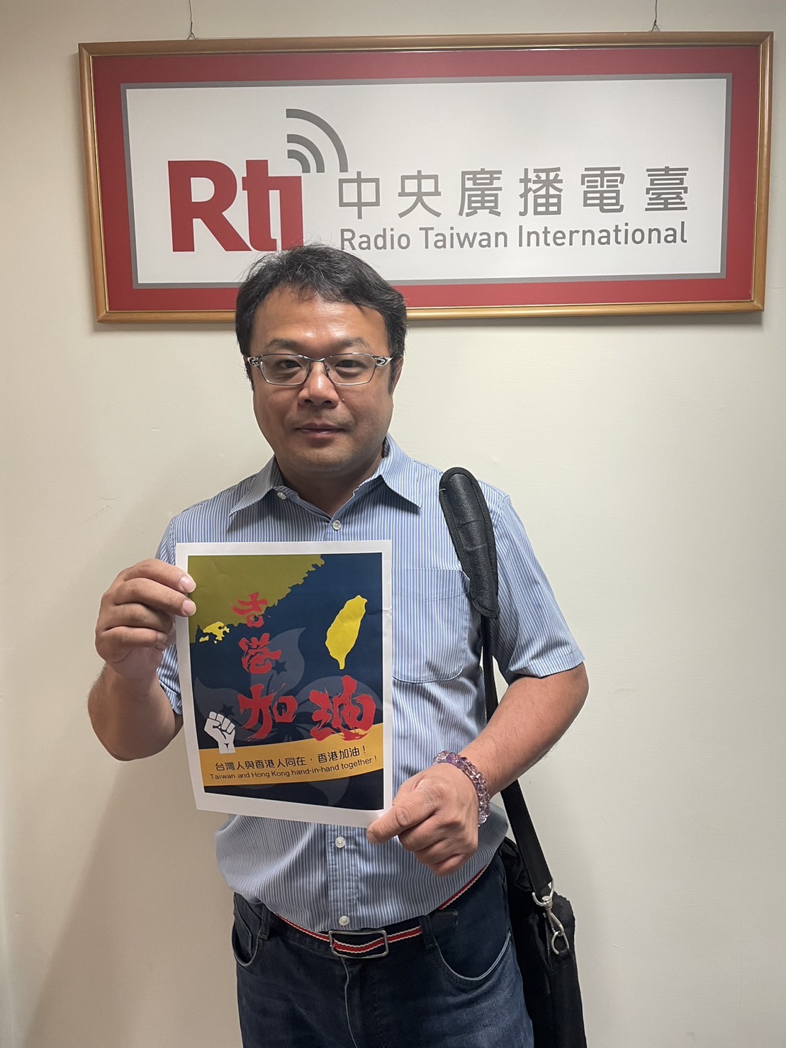 就是這張小傳單，讓李孟居入獄，總計2年附加刑，共滯留中國近四年。他自嘲：「香港加油！一字一年！」