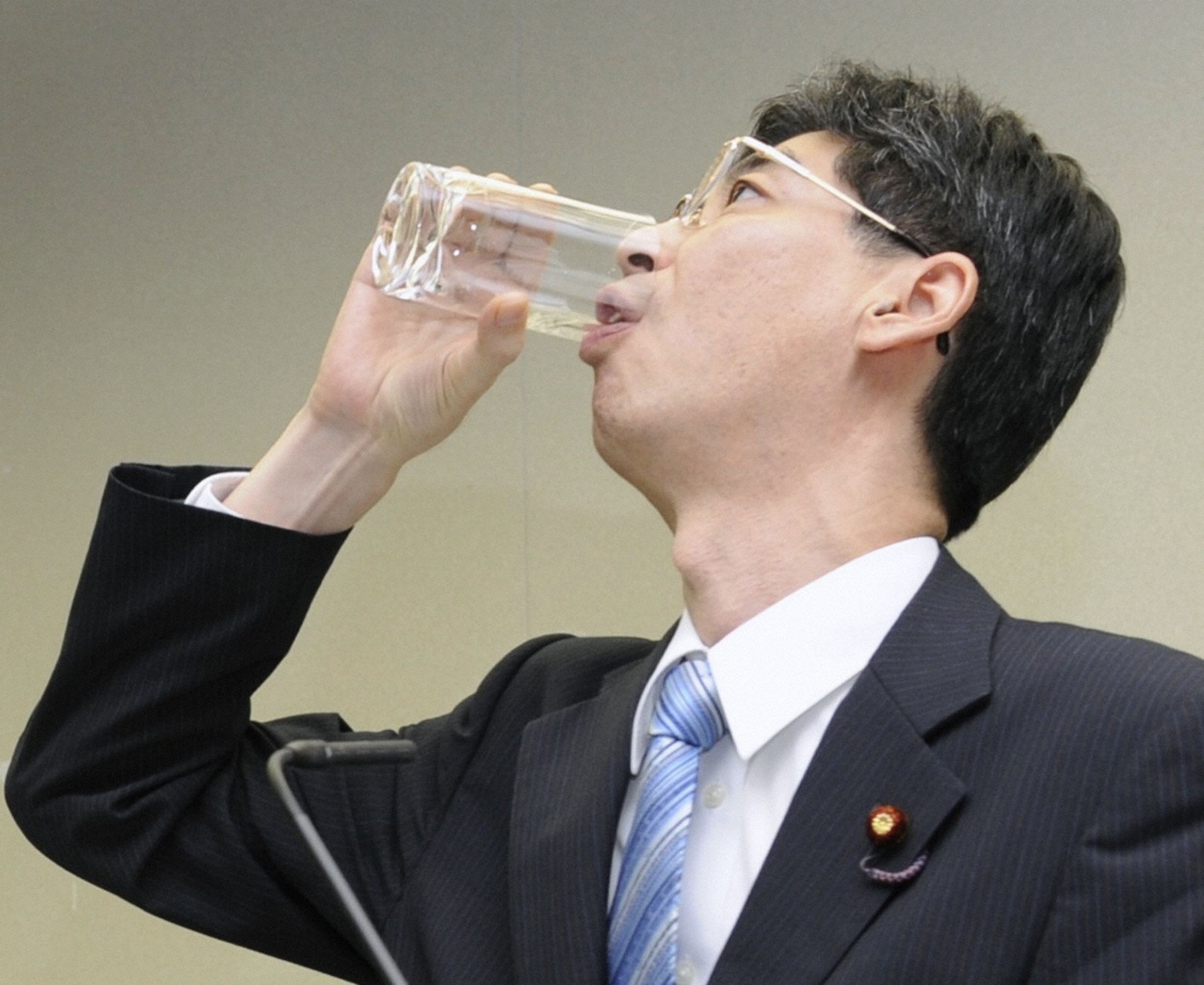 日本前政務官園田康博於2011年10月喝下處理過的福島核廢水。(路透社/達志影像)