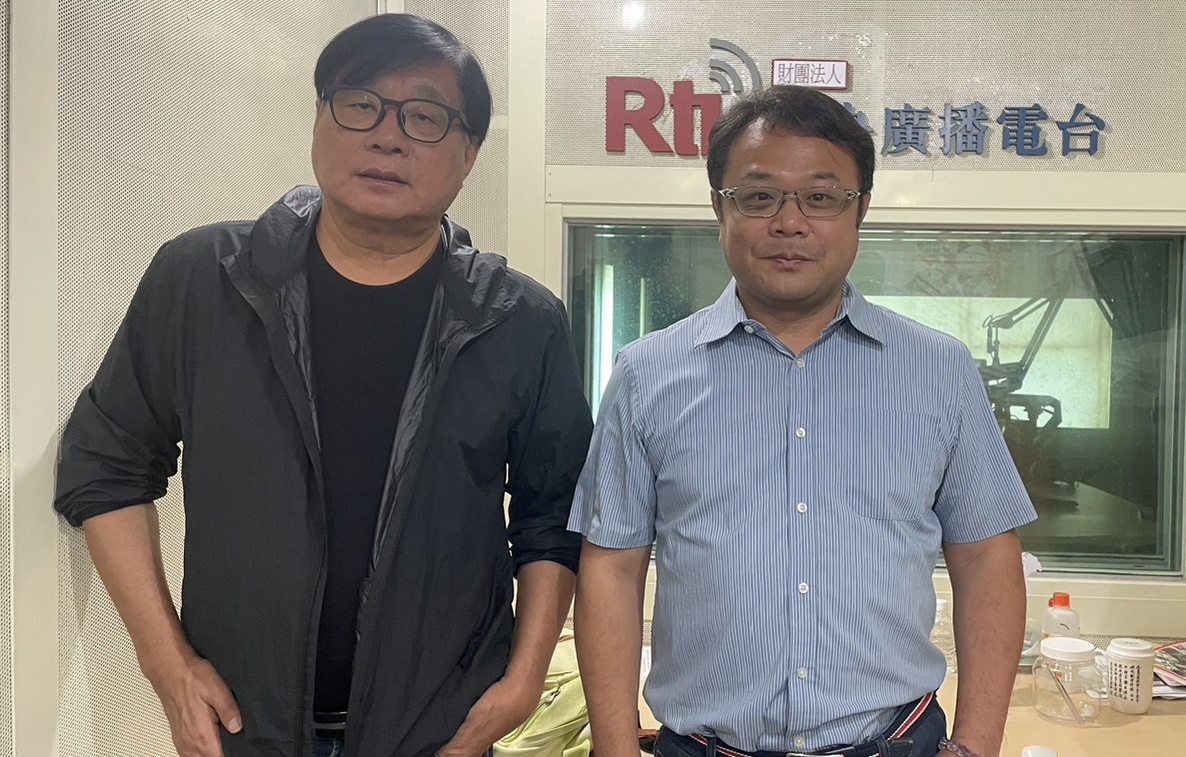 終於回到台灣故鄉的李孟居(右)，接受央廣主持人楊憲宏(左)專訪。(RTI)