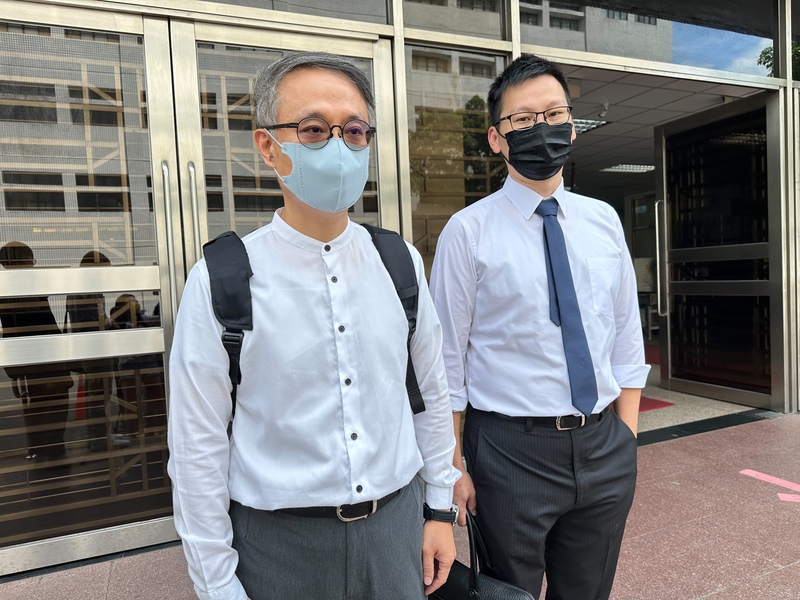中國創新公司主席向心及妻子龔青被控洗錢，一審無罪，二審6日仍判無罪。向心辯護人方伯勳（左）庭後受訪表示，夫婦遭限制留台已1390天，希望檢察官不要提起上訴，讓向心夫婦早日回家。(圖：中央社)
