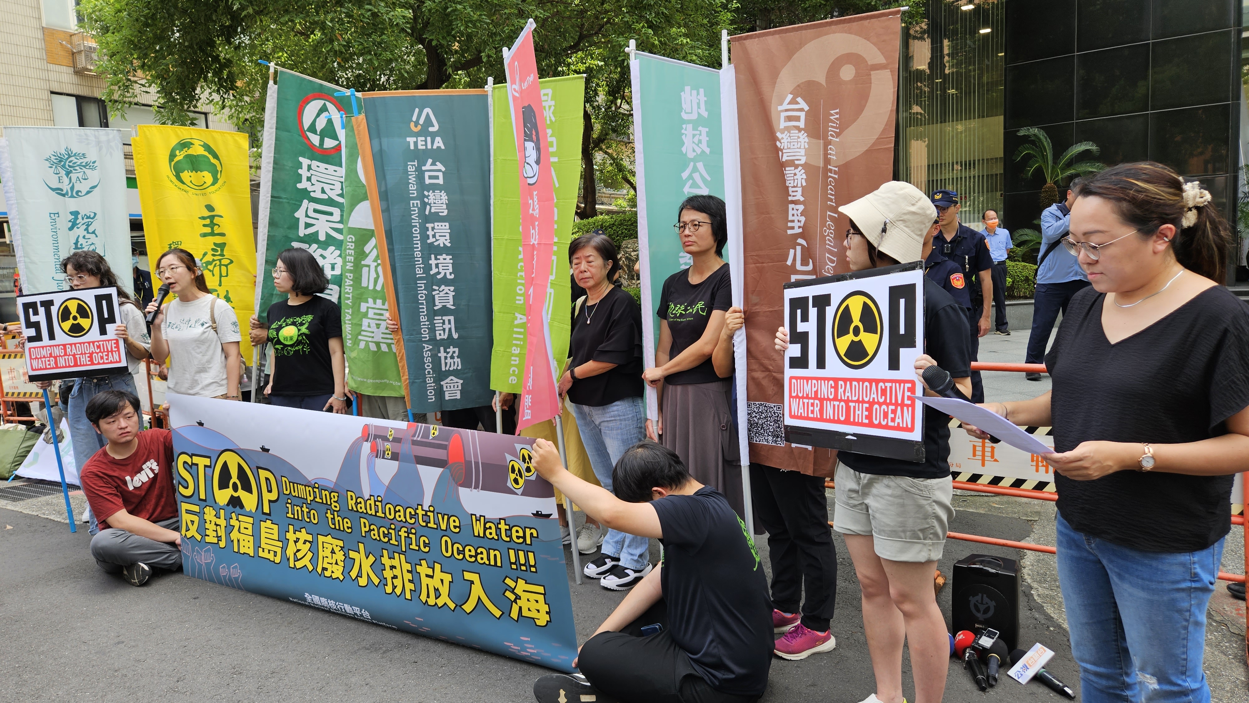 多個環保團體6日赴日台交流協會，呼籲撤回核廢水排放入海決定。(劉品希 攝)
