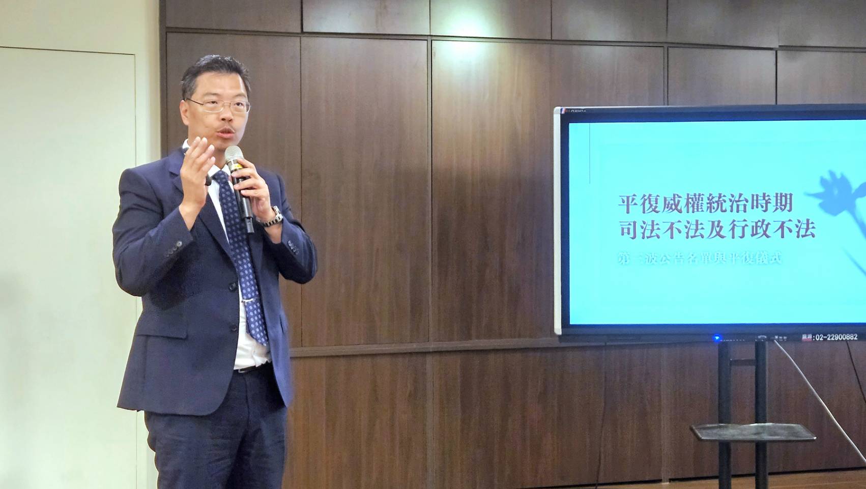 法務部法制司副司長謝志明說明法務部公布第三波回復名單，包括台灣近代重要畫家陳澄波等。(歐陽夢萍 攝)