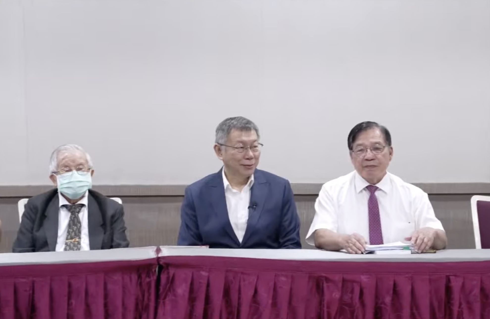 民眾黨主席、總統參選人柯文哲(中)6日表示，2個月前曾在地方行程見過台南市前議長李全教。(林詠青 攝)