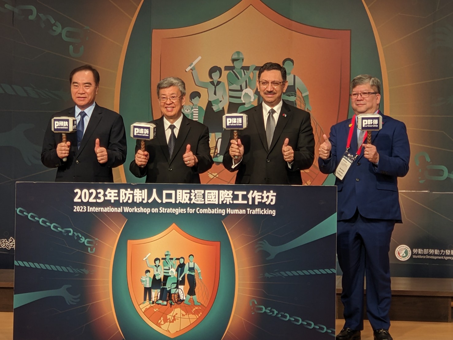 行政院長陳建仁(左2)、內政部次長吳容輝(左1)今天(6日)出席「2023年防制人口販運國際工作坊」揭幕儀式。(陳念宜 攝)