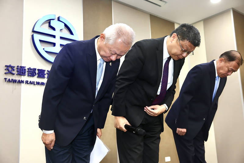 台鐵太魯閣號事故發生至今2年多，日前在事故車廂發現頭蓋骨及疑似骨骸。台鐵局長杜微(中)7日在台北車站臨時舉行記者會，率主任秘書陳裕謀(左)及運務處副處長梁育裕(右)向事故罹難者家屬鞠躬致歉。(圖：中央社)