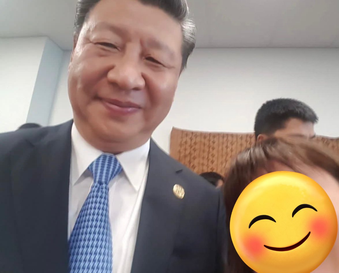 X平台「My moment」帳號發出與習近平的自拍照。 （X平台)