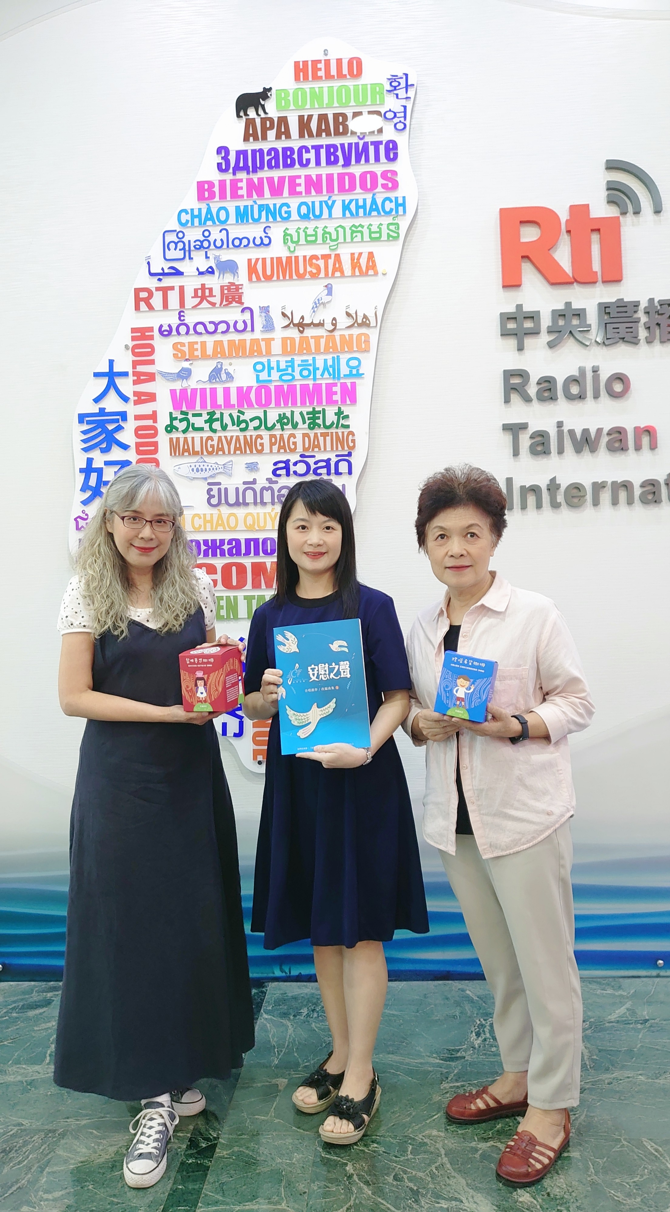 Voice to the World節目，專訪黎明教養院的柯仁愛及安慰之聲的指揮汪老師，談如何透過音樂，接納與肯定這群被忽略的「肯納兒」和他們的家人。