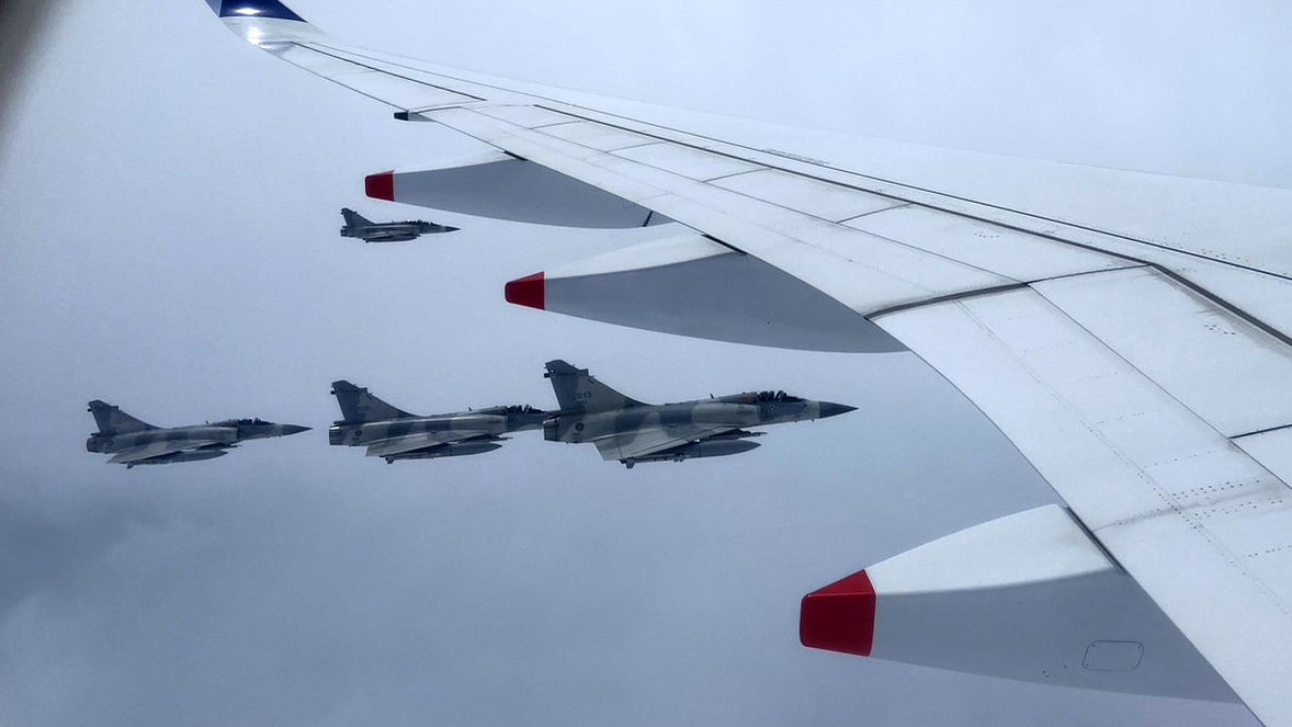 蔡英文總統結束訪問史瓦帝尼行程，返抵台灣，4架幻象2000特地升空伴飛，向三軍統帥致敬。(劉玉秋 攝)