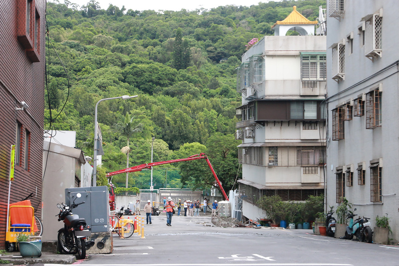 台北市中山區大直街巷弄多棟大樓7日疑因周邊建案開挖而傾斜，市府調度水車、灌漿車到場，至8日清晨仍持續以灌漿方式讓壓力維持平衡，避免房屋嚴重傾斜。 (圖：中央社)