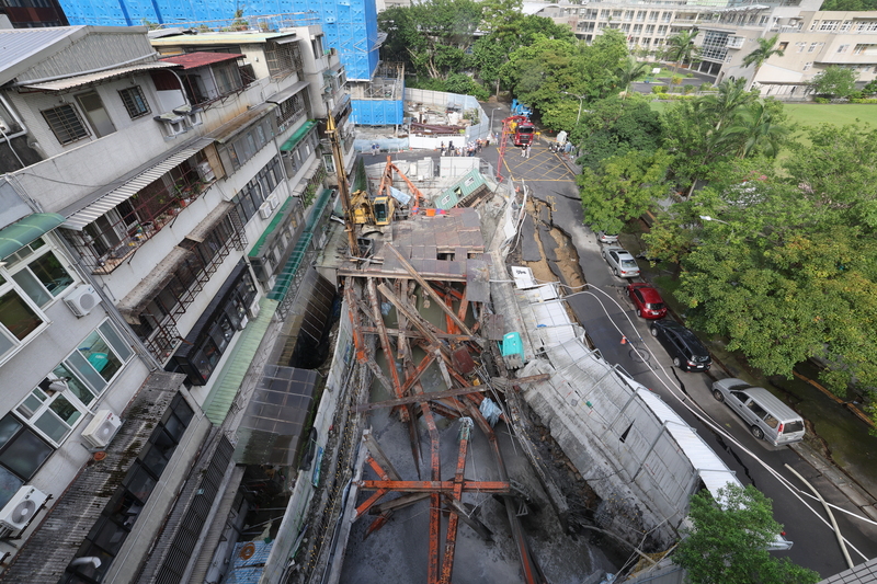 台北市大直街巷弄多棟大樓7日疑因周邊建案開挖而傾斜。圖為8日上午現場作業情形。 (圖：中央社)