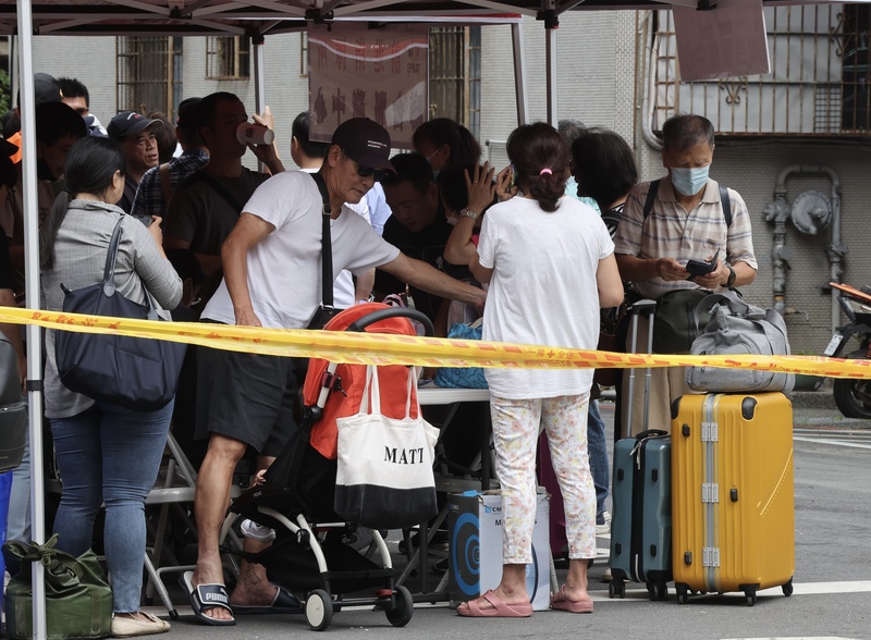 台北市大直街94巷弄內建築工地因地下室施工，導致鄰房傾斜下陷，台北市政府成立前進指揮所8日上午持續在現場協助疏散居民。 (圖：中央社)