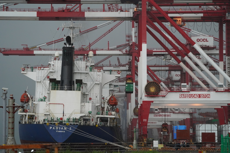 財政部8日公布最新進出口統計，11月出口374.7億美元，較上個月減 1.7%，但較去年同月增加3.8%，是10月出口轉為負成長後，又再次轉為正成長。(圖：中央社)