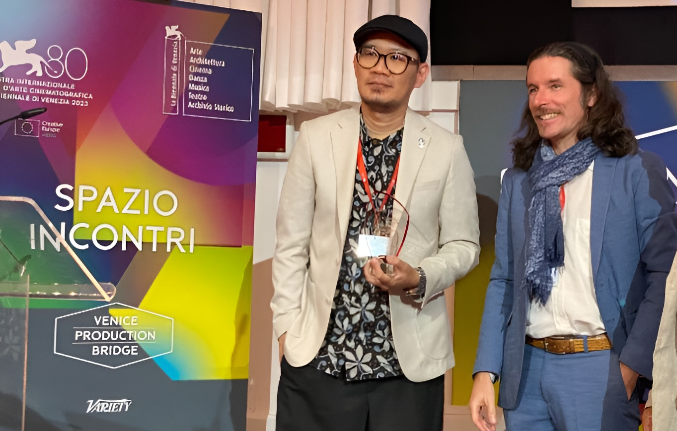 張吉安威尼斯奪獎《五月雪》，右為「電影藝術獎」評審團主席納爾丁（Alessio Nardin）。(海鵬影業提供)