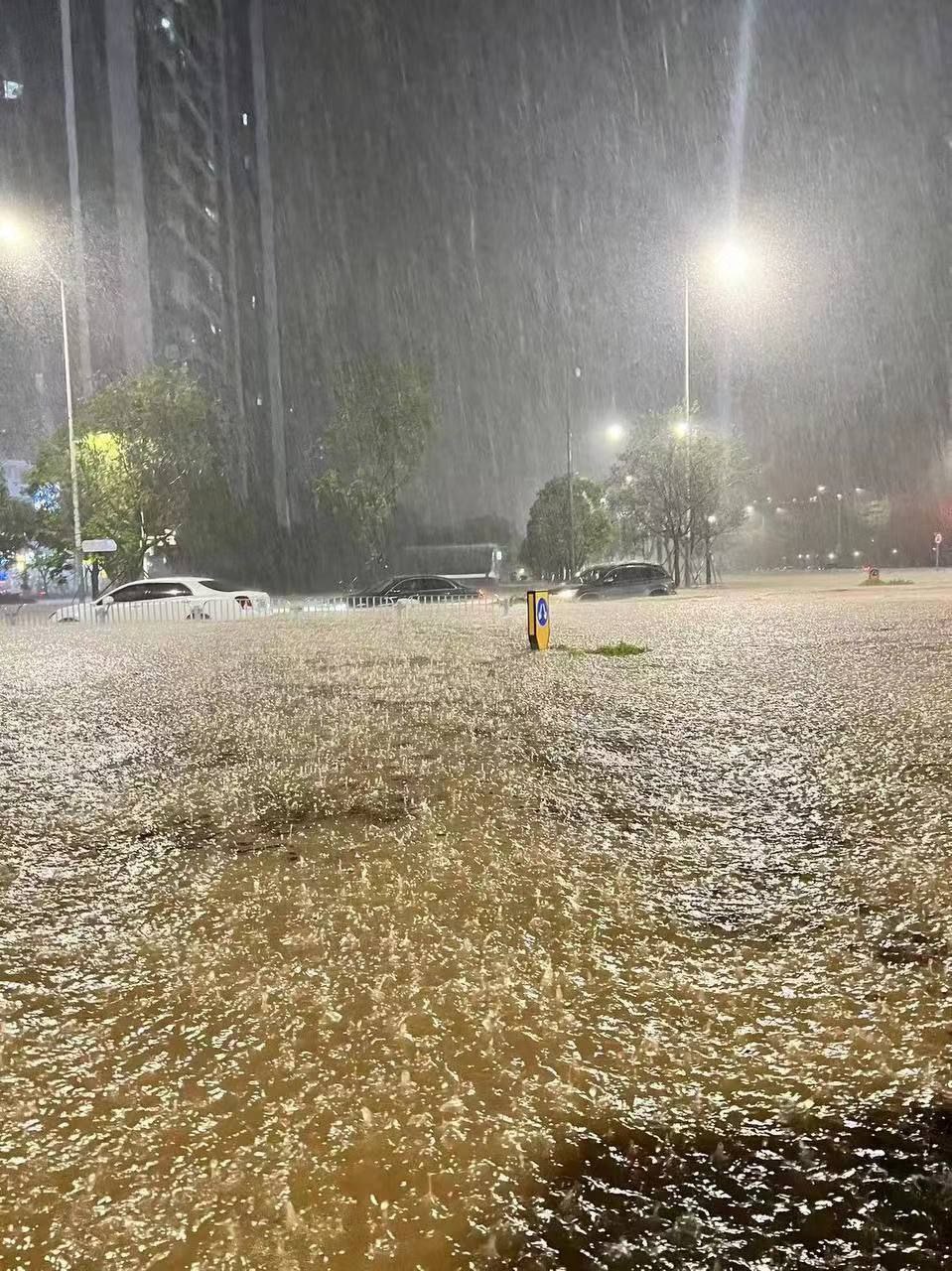 香港9月初出現暴雨，導致多地淹水。 (微博)