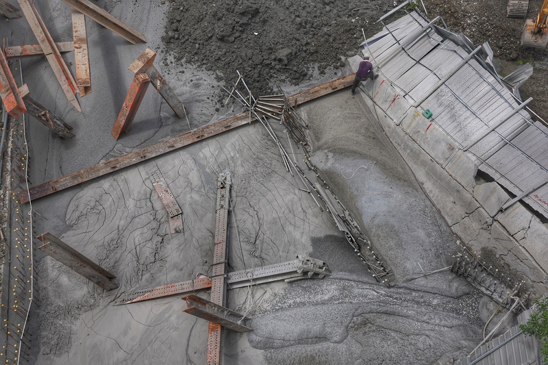 台北市中山區大直街94巷弄內， 基泰建設公司的建築工地因地下室施工造成鄰房傾斜，多棟民宅塌陷，9日持續進行相關修復工程。 (圖：中央社)