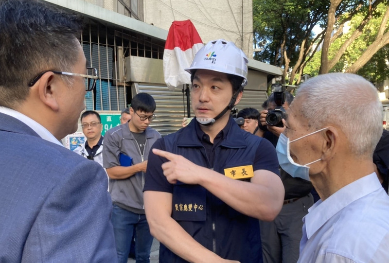 圖為台北市長蔣萬安(右2)9日下午到場視察。(圖：中央社)