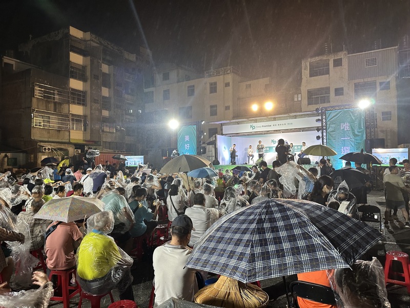台灣民眾黨總統參選人柯文哲9日晚間在台中市大甲區舉辦廟口開講，儘管天公不作美下起雨來，現場仍有不少民眾冒雨支持。 (圖：中央社)