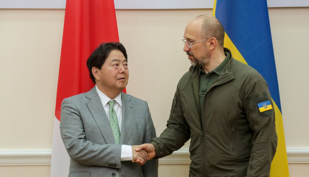 烏克蘭總理什米加爾(Denys Shmygal) (右) 9日接見到訪的日本外務大臣林芳正。(X平台)