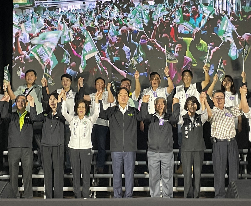 民進黨總統參選人賴清德(前排中)10日出席嘉義市信賴台灣後援會成立大會，與議員黃露慧(前排左3)等人齊喊「凍蒜」，支持者揮舞旗幟，場面熱絡。 (圖：中央社)
