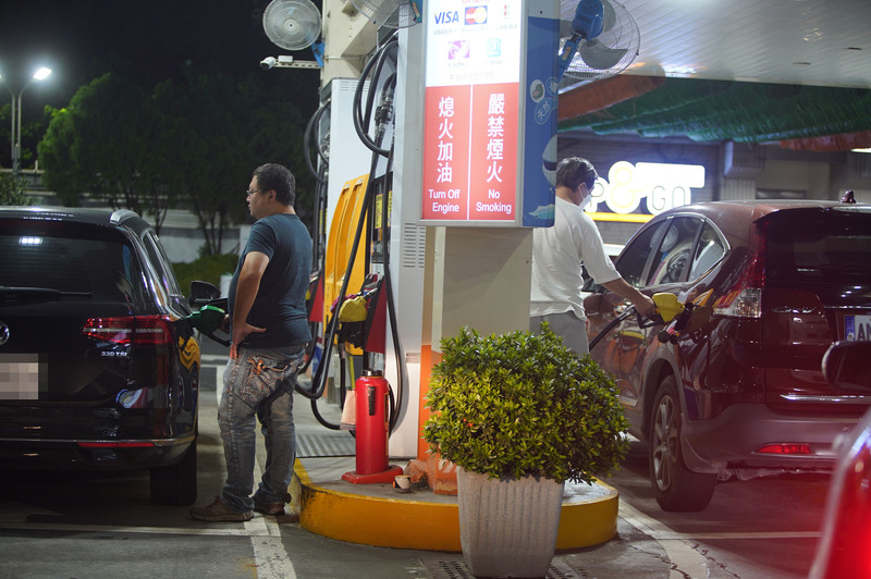 台灣中油24日宣布自25日凌晨零時起，汽、柴油各調降新台幣3角及4角。(圖：中央社)