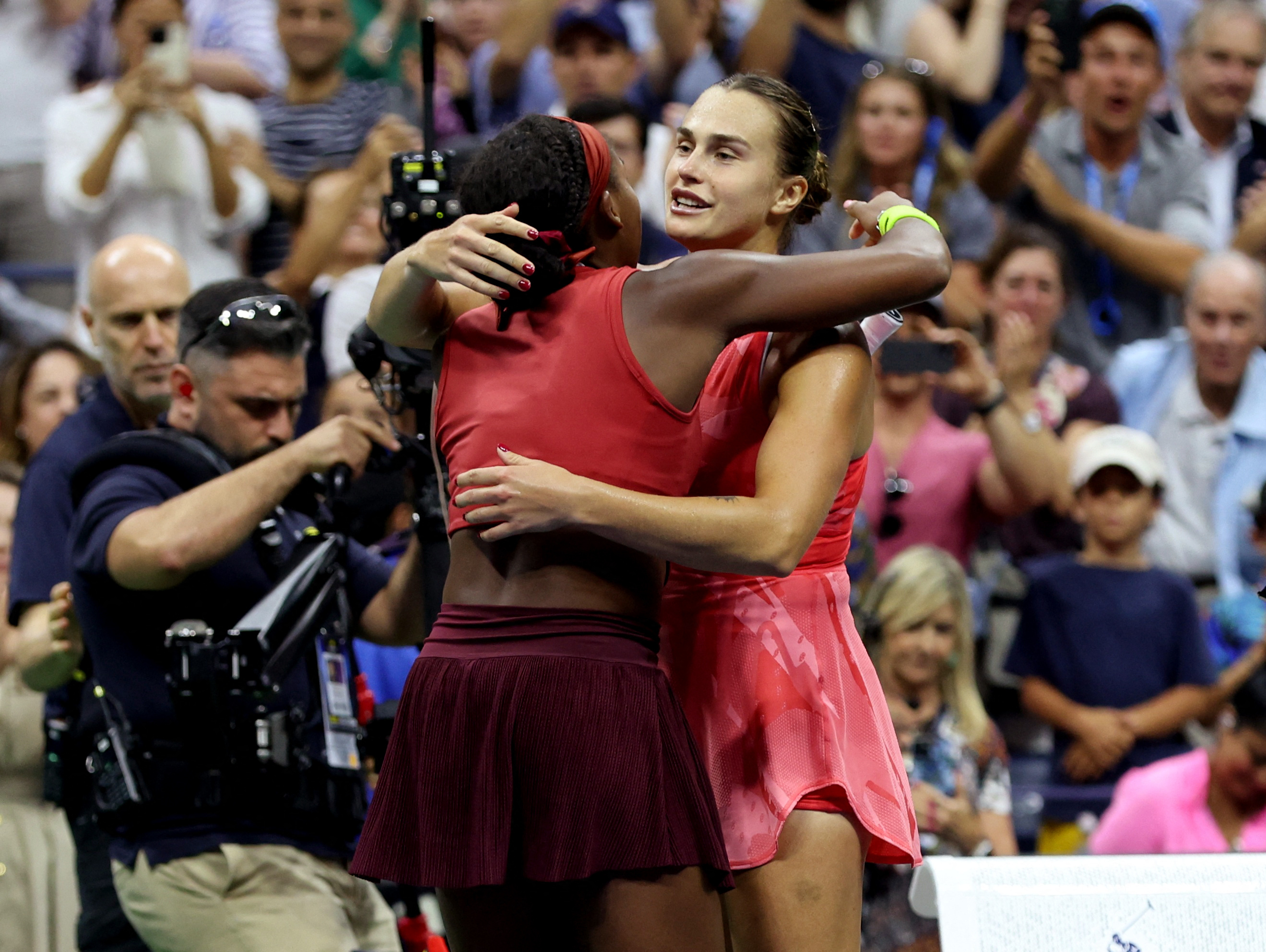 白俄羅斯女將莎芭蓮卡(Aryna Sabalenka)(右，粉色服裝)在美國網球公開賽敗給美國網球小將高夫(Coco Gauff)(左,紅色服裝)後，下周可望以登世界球后療傷。(路透社/達志影像)