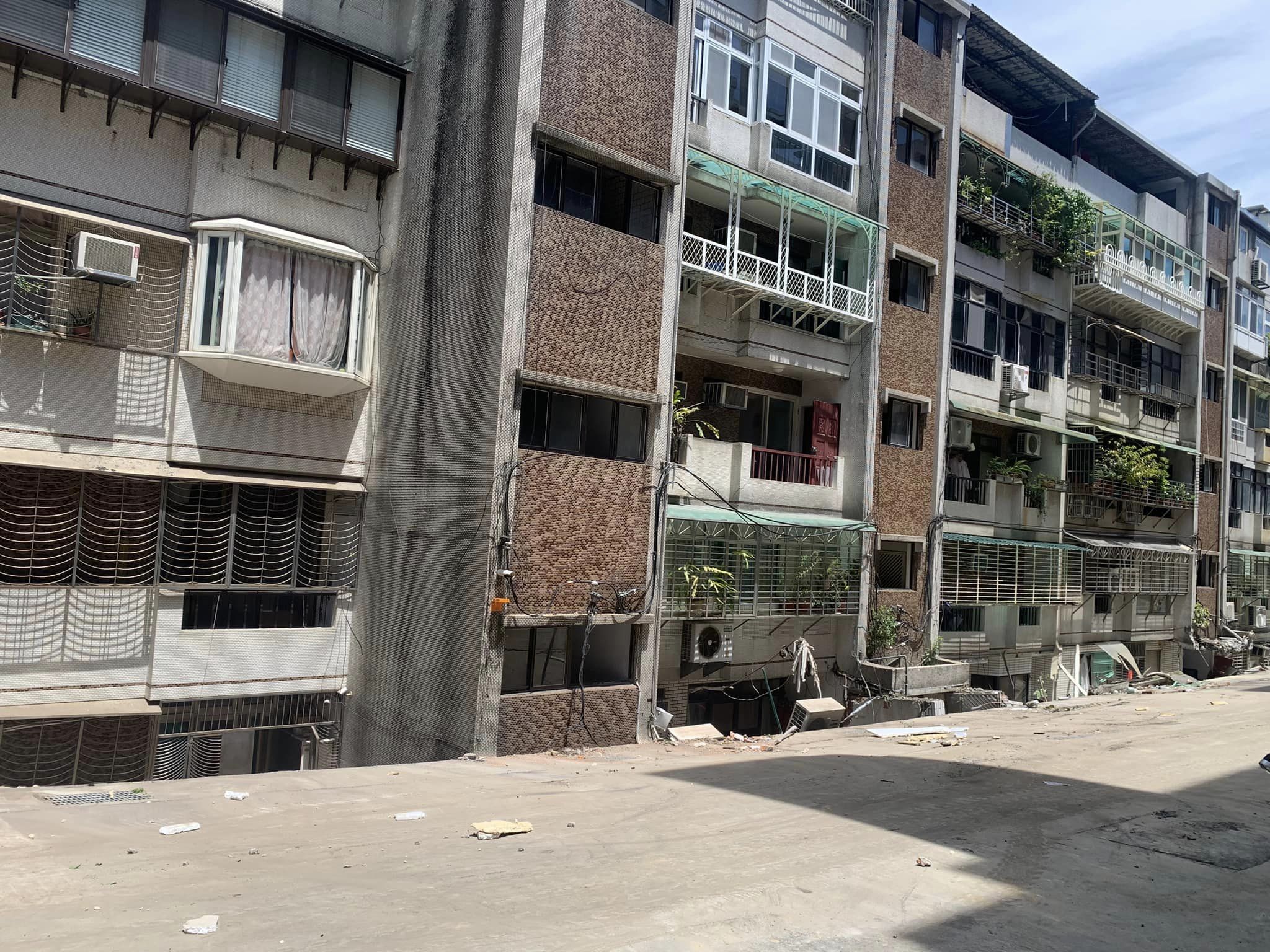 基泰建設大直建案因施工不慎釀鄰房下陷，事故現場2樓變1樓怵目驚心。(圖:台北市議員陳怡君臉書)