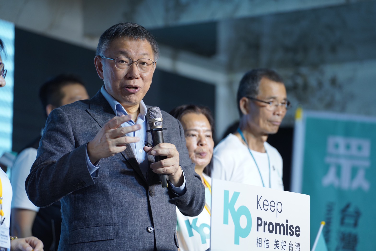 民眾黨總統參選人柯文哲10日出席「彰化選哲之友會」成立大會，呼籲年輕支持者回家向長輩們拉票。(民眾黨提供)