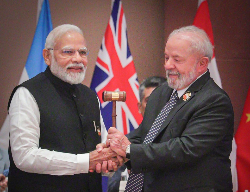 印度總理莫迪(左)10日在移交儀式上，正式將G20主席國職務交給巴西總統魯拉(右)。(圖：G20推特)