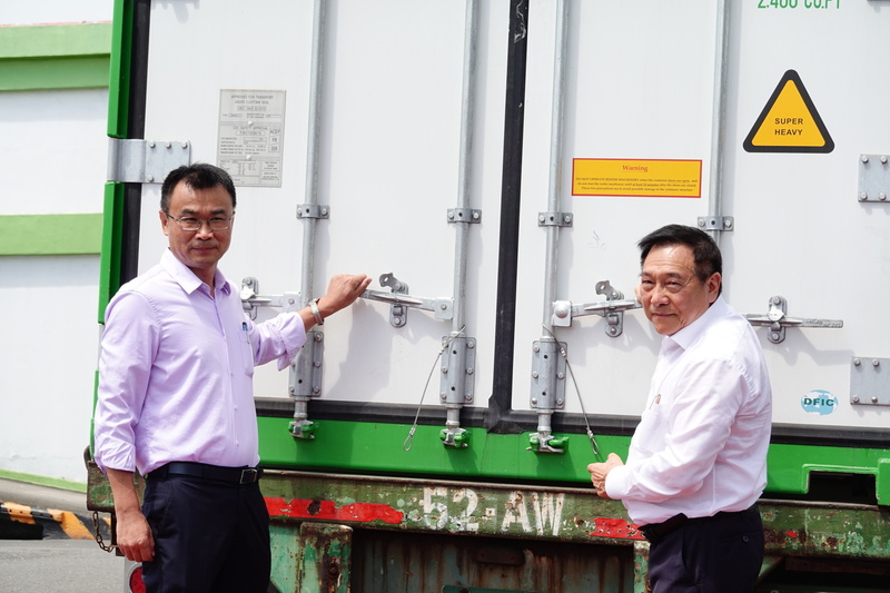 農業部11日舉辦「台灣豬肉、菲同凡饗」記者會，農業部長陳吉仲（左）與嘉一香董事長陳國訓（右）一同進行封櫃儀式。 (圖：中央社)