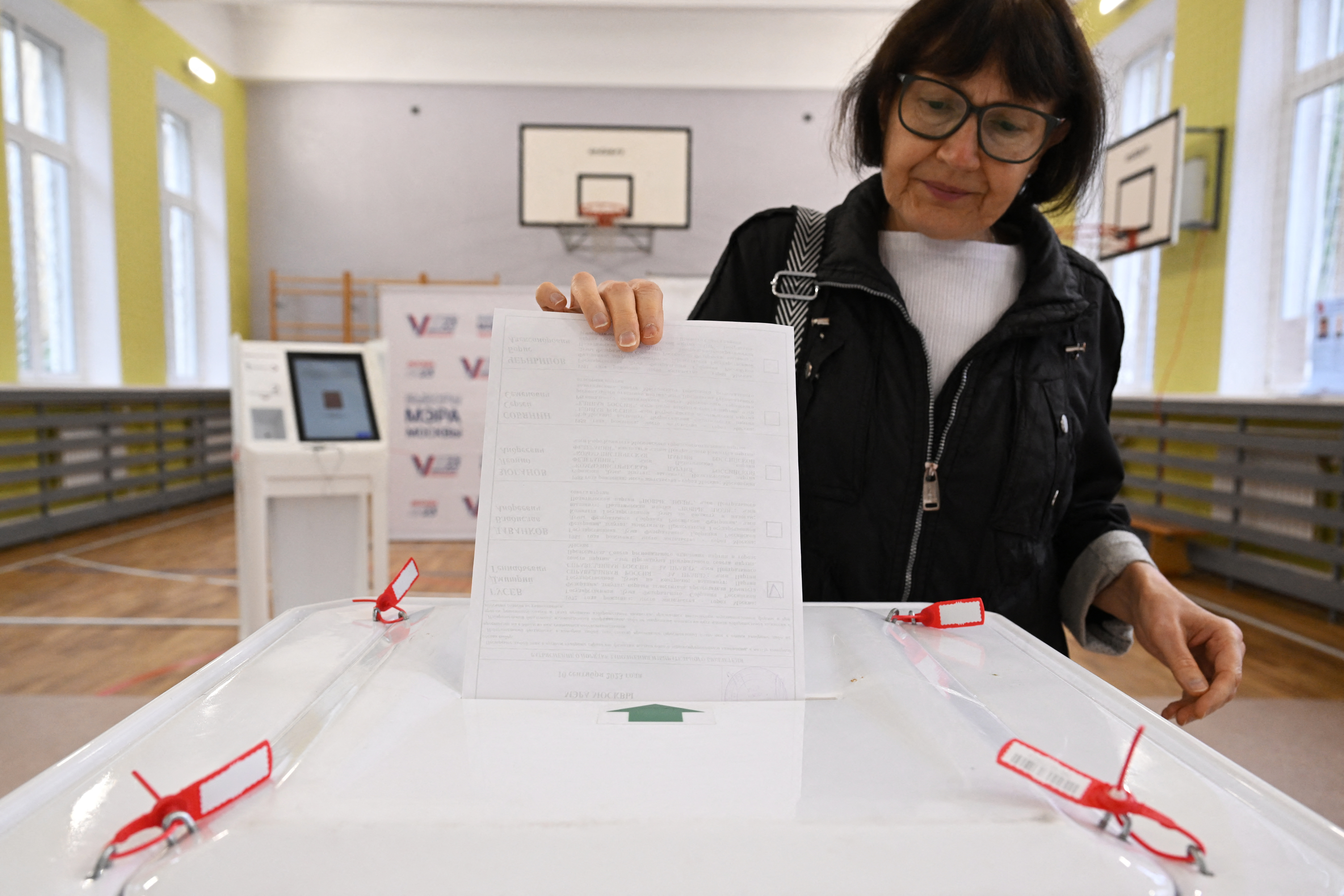 烏克蘭被佔領區選舉，俄羅斯聲宣稱蒲亭政黨獲勝。圖為一名婦女在投票站投票。(AFP)