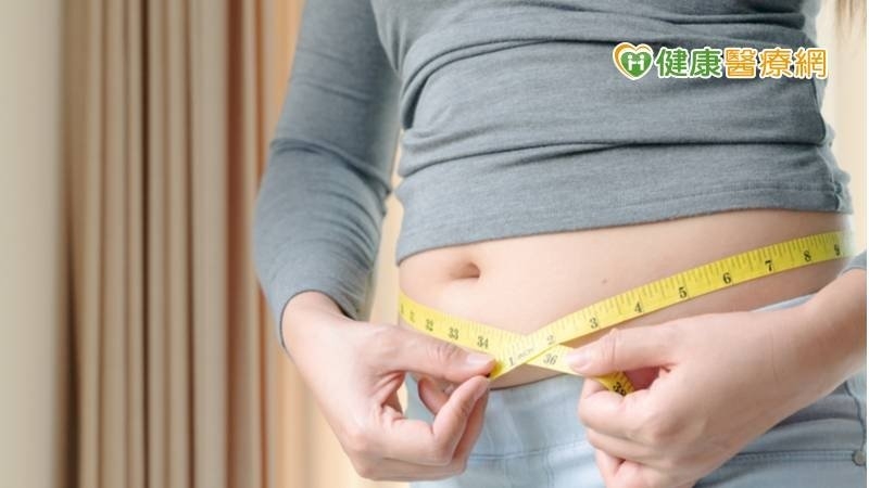健保署舉辦活動統計，男性的腰圍平均值是82.8公分、女性則是74.5公分，有35.6%民眾腰圍超標。(圖：健康醫療網 提供)