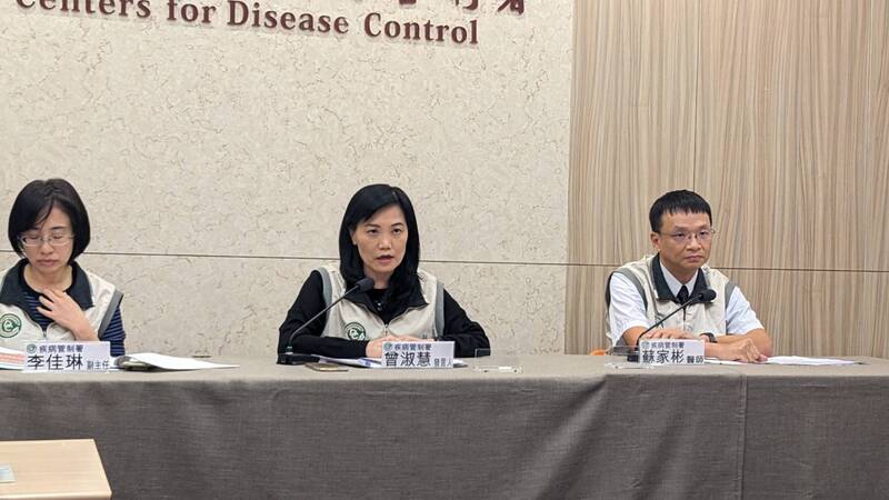 衛生福利部疾病管制署發言人曾淑慧(中)12日表示，食藥署13日將召開專家會議，審查莫德納公司COVID-19最新一代XBB疫苗緊急使用授權，預估最快9月最後一週可開打，屆時優先供65歲以上年長者接種。(圖：中央社)