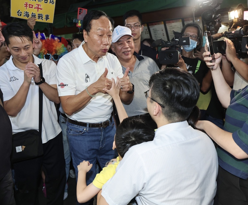 鴻海集團創辦人郭台銘(左2)12日表示，副手人選一定是女性，13、14日就會正式對外公布。(圖：中央社)